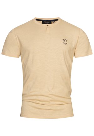 Beige T-Shirt mit kurzen Ärmeln, strukturiertem Finish, Rundhalsausschnitt, Knopfverschluss und kleinem schwarzen Logo auf der linken Brust.