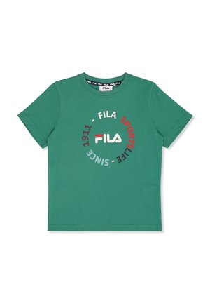 Camiseta de manga corta verde hecha de algodón con cuello redondo. Presenta un logotipo circular en rojo y blanco con el texto "Fila" y "Sportslife".