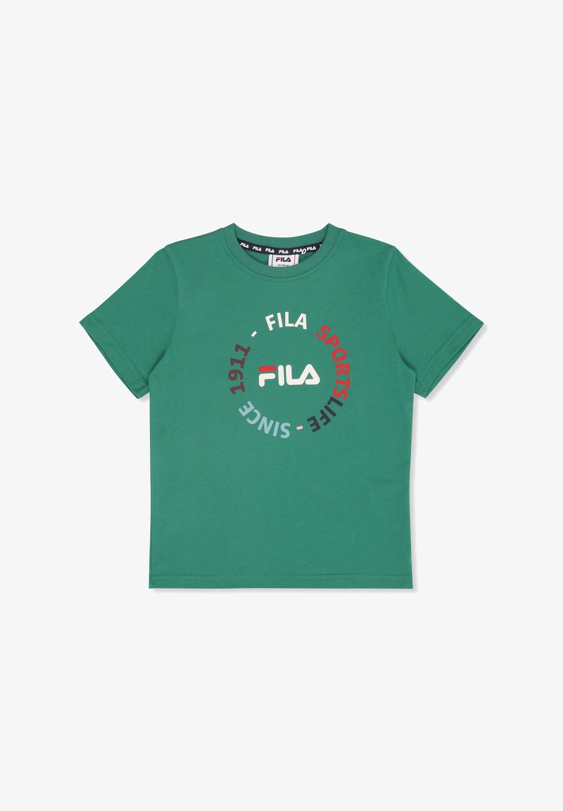 Camiseta de manga corta verde hecha de algodón con cuello redondo. Presenta un logotipo circular en rojo y blanco con el texto "Fila" y "Sportslife".