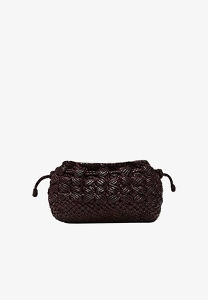Dunkelbraune gewebte Clutch-Tasche mit geflochtener Struktur und Kordelverschluss auf beiden Seiten vor weißem Hintergrund.