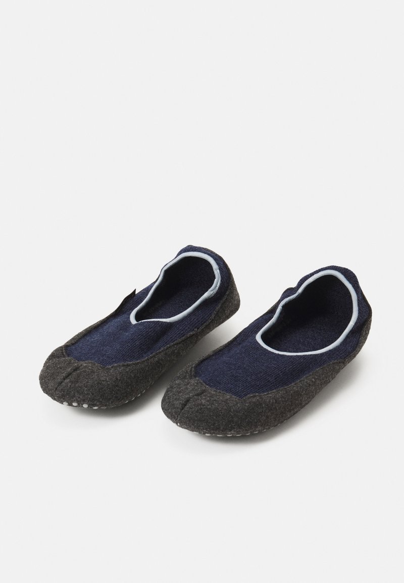 Chaussons bleu marine et gris avec une tige en laine douce, un design arrondi, des bords élastiques et une semelle en caoutchouc texturé pour une meilleure traction.