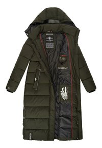 Olijfgroene puffy parka met een ritssluiting en drukknoopsluiting, met een satijnen afwerking, rode accenten en meerdere zakken aan de binnen- en buitenkant.