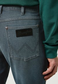 Wrangler LARSTON - Jeans slim fit - ocean storm