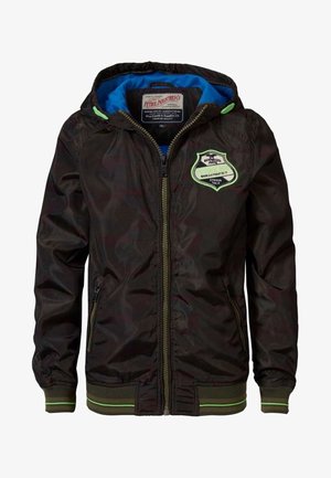 Giacca con cappuccio con zip di colore marrone scuro, fodera blu, accenti verdi, tasche frontali e una piccola toppa a forma di scudo sul petto.