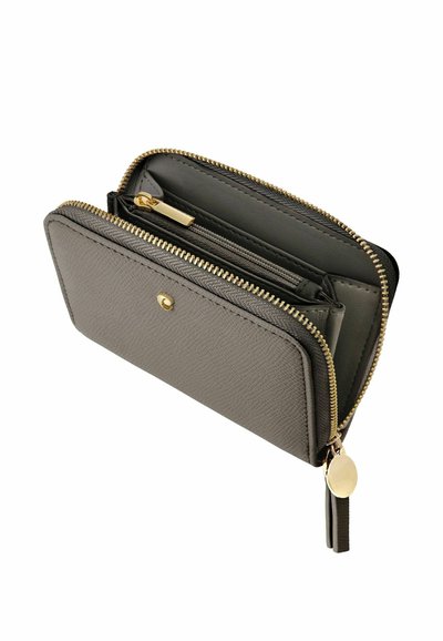 Portefeuille compact en cuir gris avec fermeture éclair dorée et languette, ouvert pour montrer les compartiments intérieurs et une petite section zippée à l'intérieur.