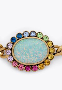 Bracciale in tonalità oro con un centrale ovale in opale circondato da gemme multicolore, tra cui accenti verdi, blu, rosa e gialli.