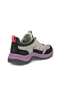 Harmaa ja musta lenkkari, jossa on violetti pohja, verkkomaiset yksityiskohdat ja vaaleanpunainen kanta. Pehmustettu malli mukavuutta varten.