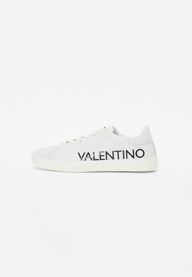 Bijele kožne tenisice s crnim logotipom "VALENTINO" sa strane, okrugli vrh, ravni đon i tradicionalni dizajn s vezicama.