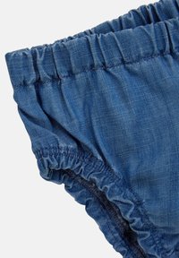 Szorty w kolorze denimu, z elastycznym pasem i marszczoną teksturą; wykonane z miękkiego, przewiewnego materiału i w casualowym designie, odpowiednie na ciepłe dni.