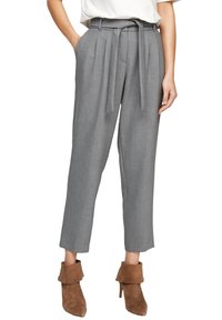 Grijze high-waisted broeken met voorplooien en een riem. De stof lijkt getextureerd, heeft zijzakken en een losse, taperende pasvorm.