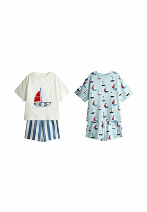 Két gyerek pizsamaszett: egy fehér póló piros-kék vitorlással és kék csíkos rövidnadrággal; egy világoskék szett piros-kék vitorlás mintákkal.