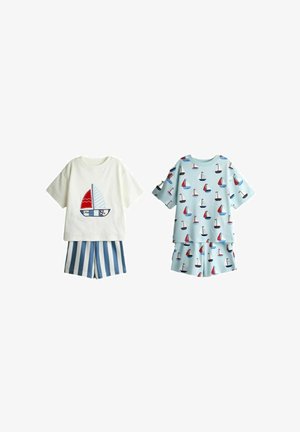 Zwei Kinder-Pyjama-Sets: ein weißes T-Shirt mit einem roten und blauen Segelboot und blau gestreiften Shorts; ein hellblaues Set mit roten und blauen Segelboot-Drucken.