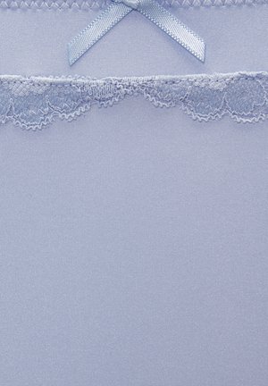 Hellblaue Satin-Stoff mit gezacktem Spitzenbesatz und kleiner passender Satinschleife am oberen Rand.