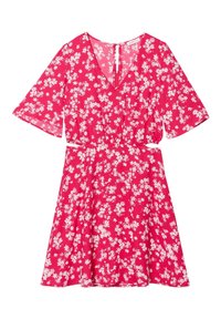 Robe florale à manches courtes, design enveloppant, tissu rose profond décoré de petites fleurs blanches, finition texturée et ceinture à nouer.