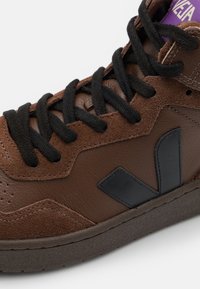 Veja V-95 - Zapatillas altas - walnut/black