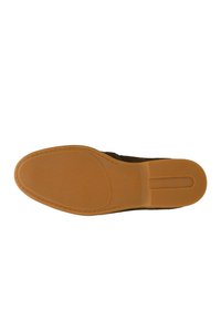 Suola della scarpa con base in gomma di colore beige, con una fine trama e una leggera granulazione, marchiatura in rilievo e due scanalature per la flessibilità.