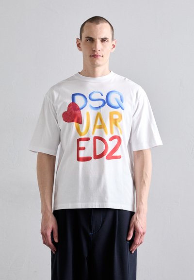 Weißes Baumwoll-T-Shirt mit kurzen Ärmeln, das auf der Vorderseite bunten Drucktext "DSQ VAR ED2" und ein rotes Herzdesign zeigt.