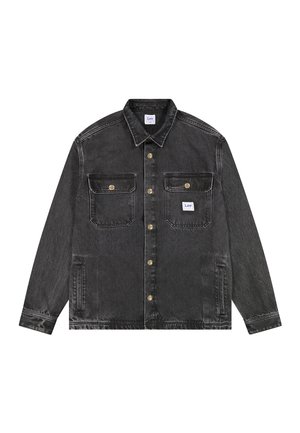 Črna denim jakna s sprednjimi gumbi, dvema žepoma na prsih z zaponkami, stranskimi žepi in majhno etiketo znamke Lee na levem žepu na prsih.