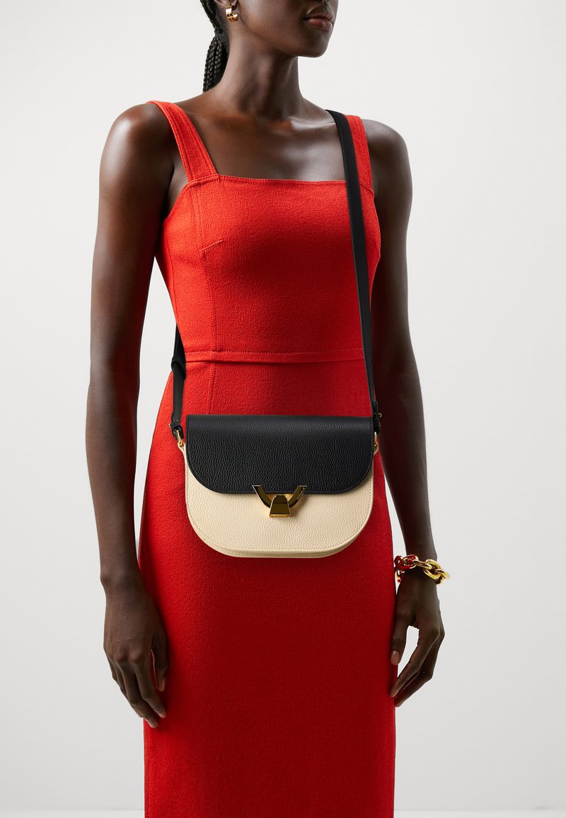 coccinelle-dew-ta-ka-s-p-n-m-popruhem-noir-butter-ern-zalando-cz