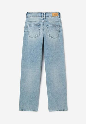 Jeans en denim bleu clair avec une coupe droite, poches arrière et une étiquette en cuir marron au niveau de la taille. Texture usée sur l'ensemble.