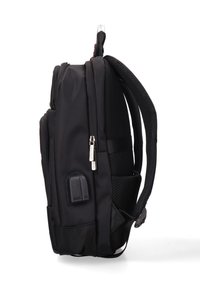 Zaino nero con pannelli laterali in rete imbottita, molteplici scomparti con cerniera, dettaglio della porta di ricarica USB e spallacci regolabili.