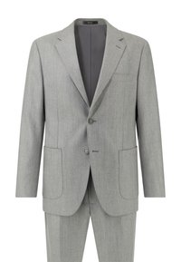 Svetlošedý oblek s textúrovaným povrchom; saka na jedno gombíku, dve predné vrecká a zodpovedajúce nohavice. Dva gombíky na prednej strane saka.