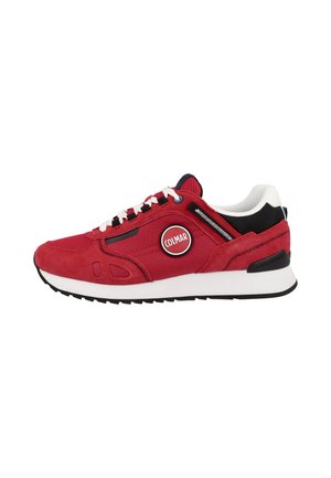 Czerwony sportowy sneaker z białymi sznurowadłami, czarno-białą podeszwą, panelami z siateczki i zamszu, okrągłym logo Colmar po bokach oraz detalem zamka błyskawicznego.