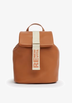 Zaino in pelle marrone con chiusura a patta e una tracolla in tessuto beige con l'etichetta "NEW REVITA" che pende davanti.