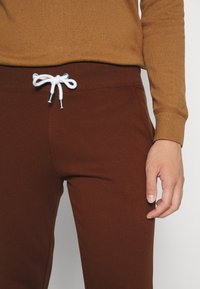 Pier One 2 PACK - Tracksuit bottoms - dark brown/black