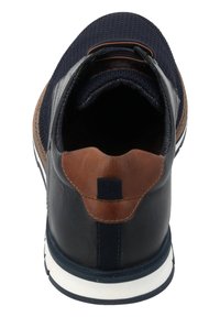 Navyblauer Sneaker mit einem strukturierten Stoffobermaterial, braunen Lederelementen, gepolstertem Kragen und weißer Gummisohle mit schwarzem Profil.