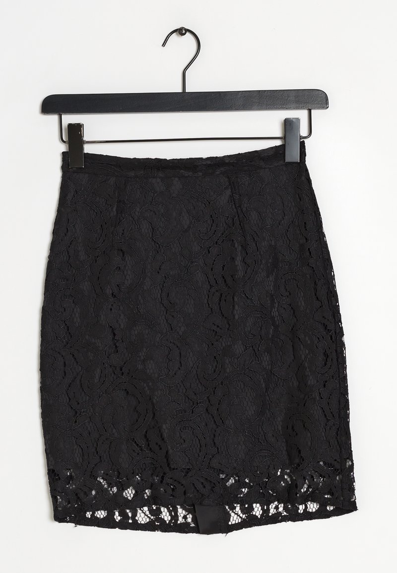 Czarna koronkowa spódnica z misternym kwiatowym wzorem, o dopasowanym kroju i wykończona falbanką z koronki. Zawieszona na czarnym metalowym wieszaku.