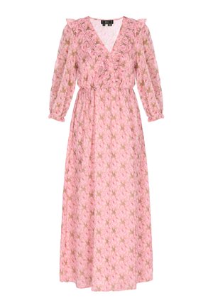 Różowa sukienka w kwiaty, wykonana z lekkiego materiału, z dékoltem w kształcie litery V, falbaniastymi akcentami na rękawach i dekolcie oraz elastyczną talią.