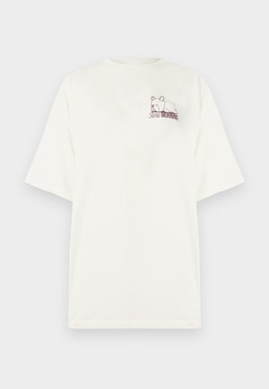 T-shirt blanc à manches courtes avec un petit bouledogue en contour et le texte "Slow Morning" imprimé sur le côté gauche de la poitrine.