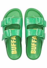Zelené plastové sandály s krokodýlí texturou, s dvěma nastavitelnými popruhy a zlatým nápisem "BUFFALO" na stélkách.