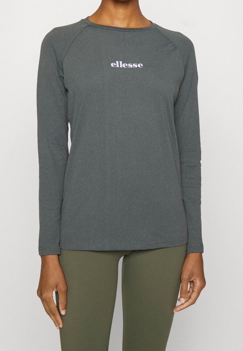 Langärmliges graues Shirt aus einem weichen Stoff, mit einem helllila "ellesse"-Logo auf der Brust und Raglanärmeln.