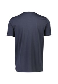 Camiseta de algodón azul marino, de manga corta, con diseño de cuello redondo. Textura suave sin patrones o acentos visibles. Corte estándar.