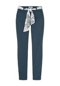 Pantalon en coton bleu avec une coupe slim et une écharpe à motifs blancs nouée à la taille. Comprend des poches avant et une texture lisse.