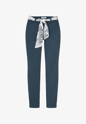 Blauwe katoenen broeken met een slim fit en een wit patroon sjaal geknoopt om de taille. Kenmerken zijn voorzakken en een gladde textuur.