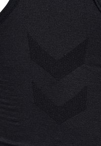 Zwarte sportbeha gemaakt van elastische stof, met een aansluitend ontwerp, een zachte textuur en subtiele chevronpatronen.