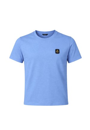 T-shirt azzurro chiaro a maniche corte con scollo rotondo e una piccola toppa logo nera e oro sul petto sinistro.