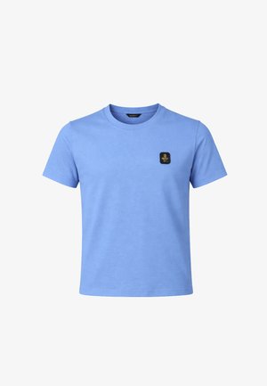 T-shirt azzurro chiaro a maniche corte con scollo rotondo e una piccola toppa logo nera e oro sul petto sinistro.