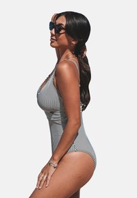 Cupshe Badeanzug - black