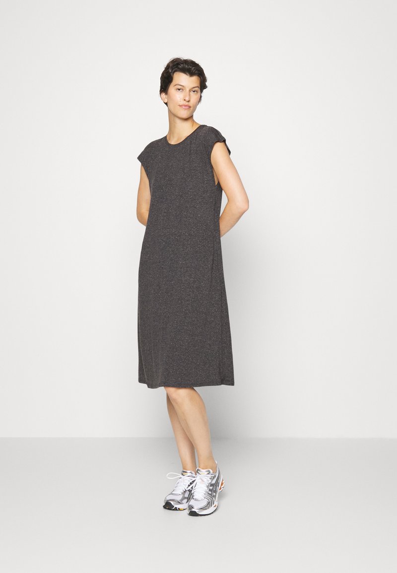 Vestido de manga curta, cinza escuro, feito de um tecido macio e texturizado; até ao joelho, com um corte descontraído e pequenos detalhes nos ombros.