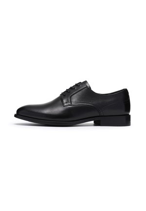 Schwarzer formeller Lederschuh mit Schnürverschluss und niedrigem Absatz, seitlich auf weißem Hintergrund dargestellt.