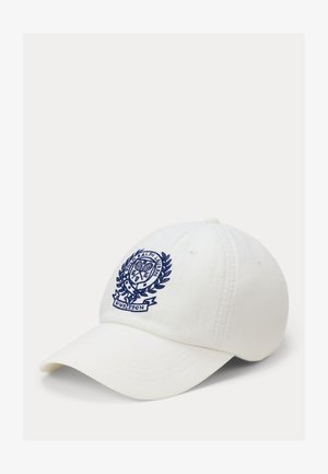 Biała czapka z daszkiem z niebieskim wyszywanym logo Ralph Lauren Wimbledon z rakietami tenisowymi i wiencem laurowym.