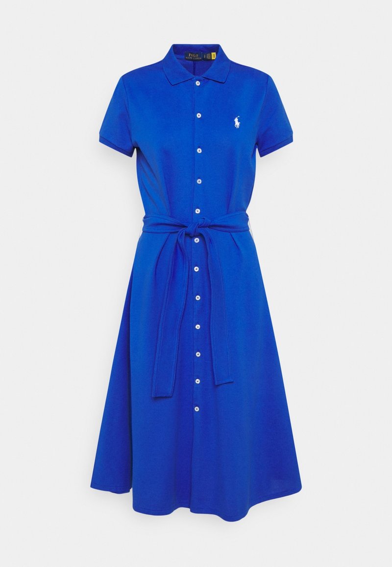 Blaues Polokleid aus Baumwolle, mit kurzen Ärmeln, einer Knopfverschluss-Front, einem gebundenen Taillenband und einem Logoemblem auf der Brust.
