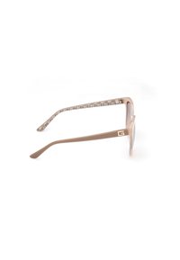 Ochelari de soare bej cu temple transparente cu model geometric. Prezintă un logo cu accente aurii pe rama. Textură netedă și formă rectangulară.