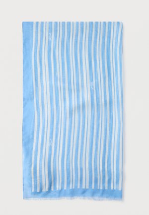 Prostokątny szal w jasnoniebiesko-białe paski z drobnymi, białymi logo w formie napisu rozmieszczonymi na całej powierzchni oraz frędzlami na krawędziach.