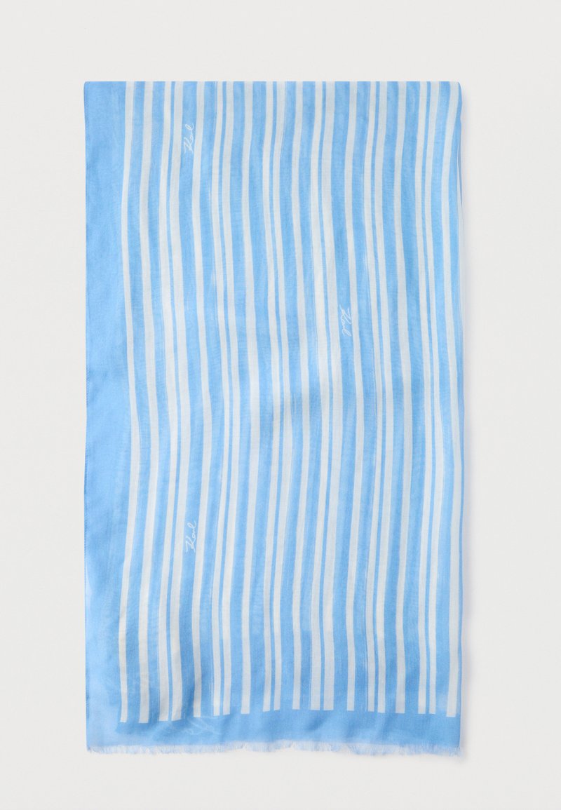 Ορθογώνιο κασκόλ με ριγέ σχέδιο σε ανοιχτό μπλε και λευκό, με μικρά λευκά λογότυπα σε γραφή διάσπαρτα και κρόσσια στα άκρα.