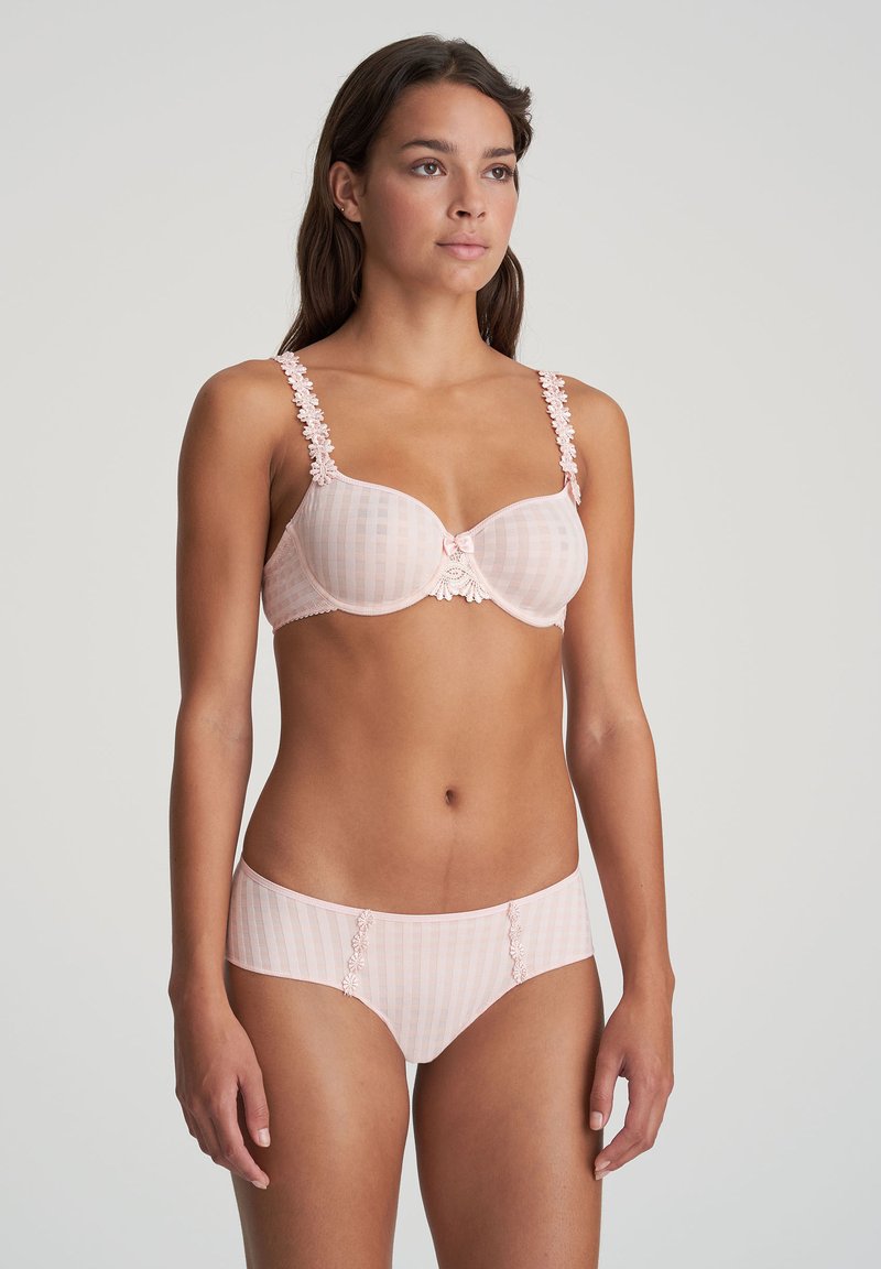 Ljusrosa bh och matchande trosor med rutigt mönster. Bh:n har spetsdetaljer och en rosett i mitten. Båda plaggen har justerbara axelremmar.